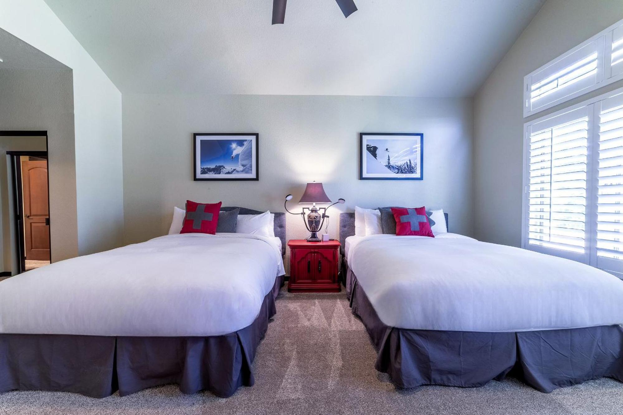 Grand Townhome W/ Meadow Views; Private Garage Holiday home